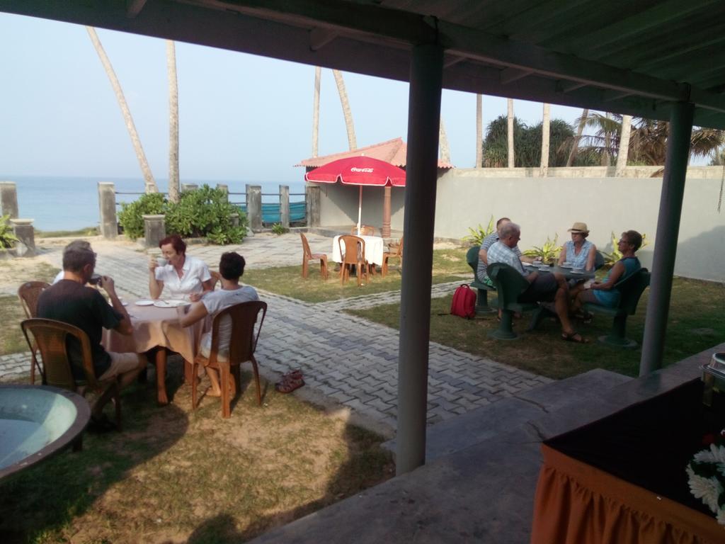 Rainbow Beach Hotel Hikkaduwa Exteriör bild