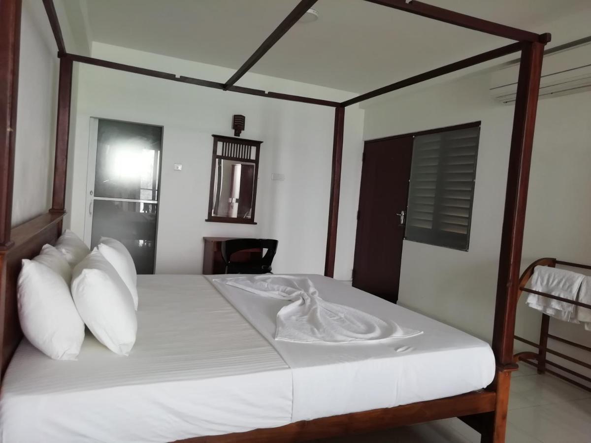 Rainbow Beach Hotel Hikkaduwa Exteriör bild